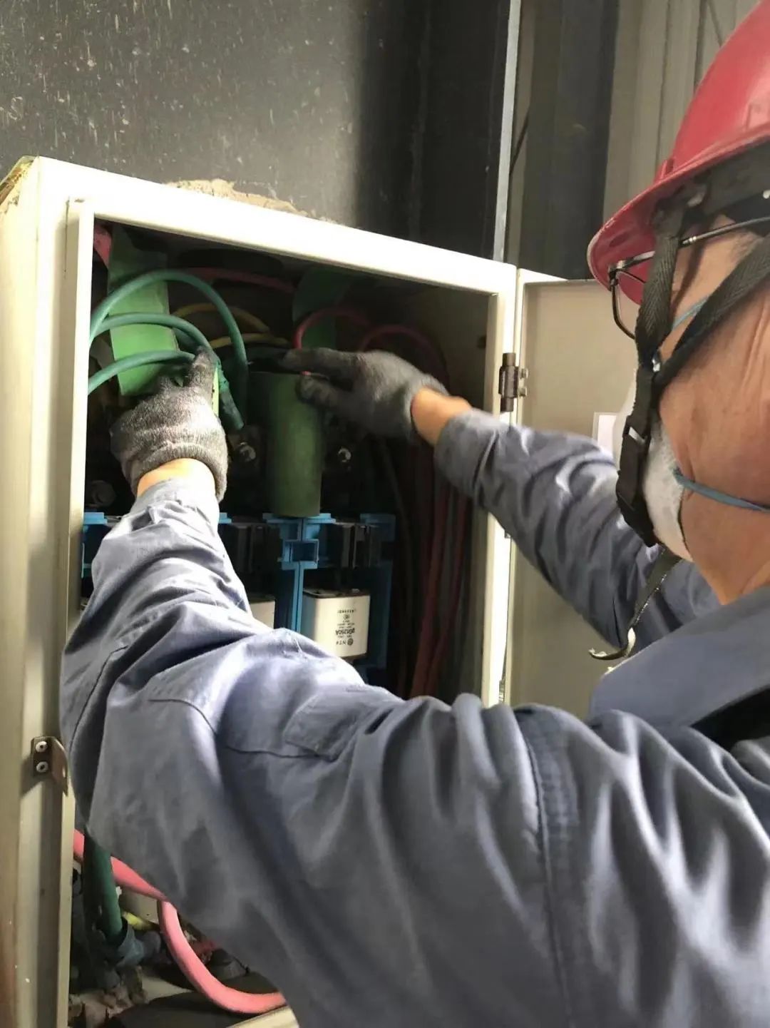 包头铝业电解二厂开展电源箱检修维护工作