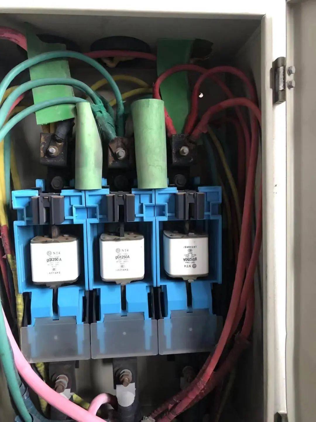 包頭鋁業電解二廠開展電源箱檢修維護工作
