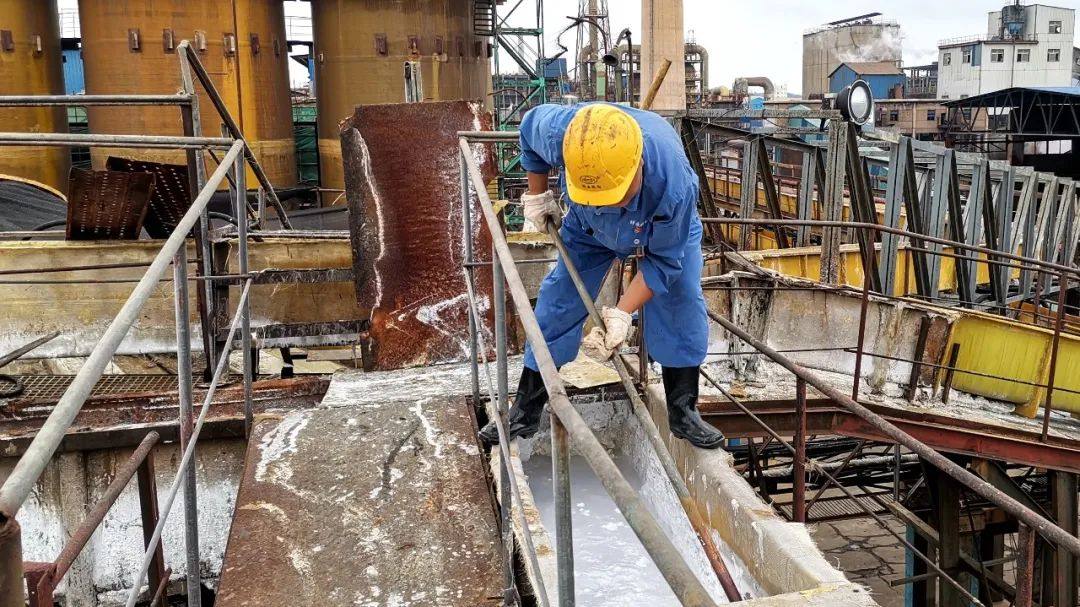宏跃集团电解锌厂电解作业区完成新液溜槽清理