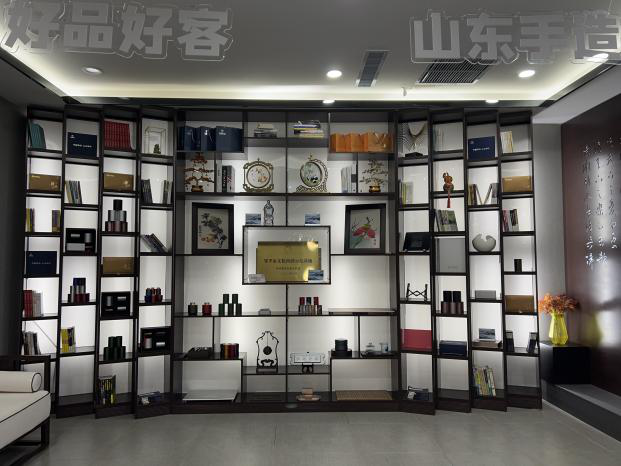 滨州市委宣传部副部长徐新一到方霖铝业开展美德健康生活方式调研