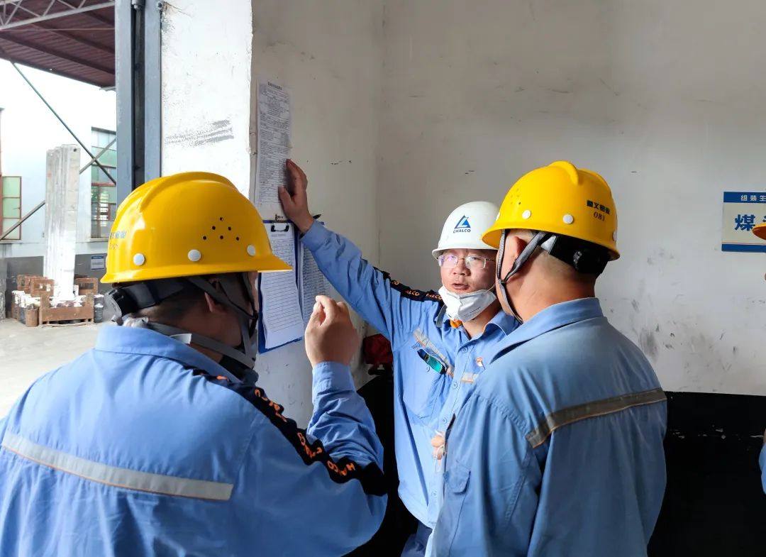 遵义铝业公司副总经理周锋到阳极组装厂检查指导工作
