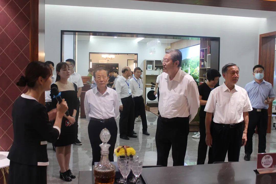 省委原常委秘书长、省政协原副主席雷建国一行到方霖铝业开展工业旅游调研