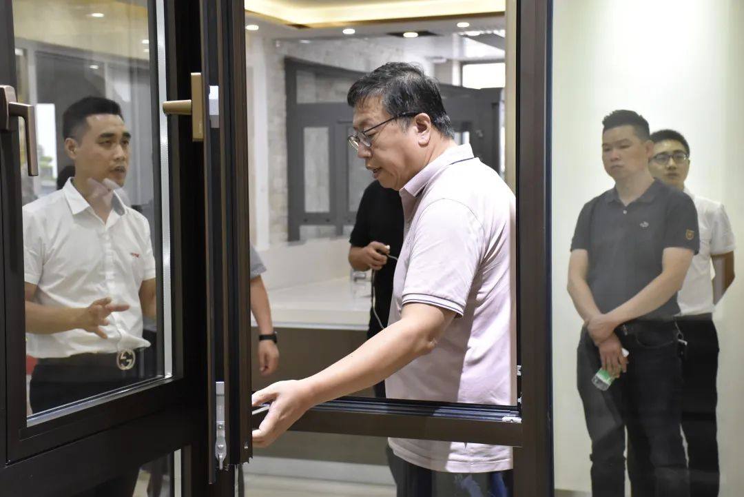 中国工程建设标准化协会建筑幕墙门窗专业委员会莅临英辉铝业指导