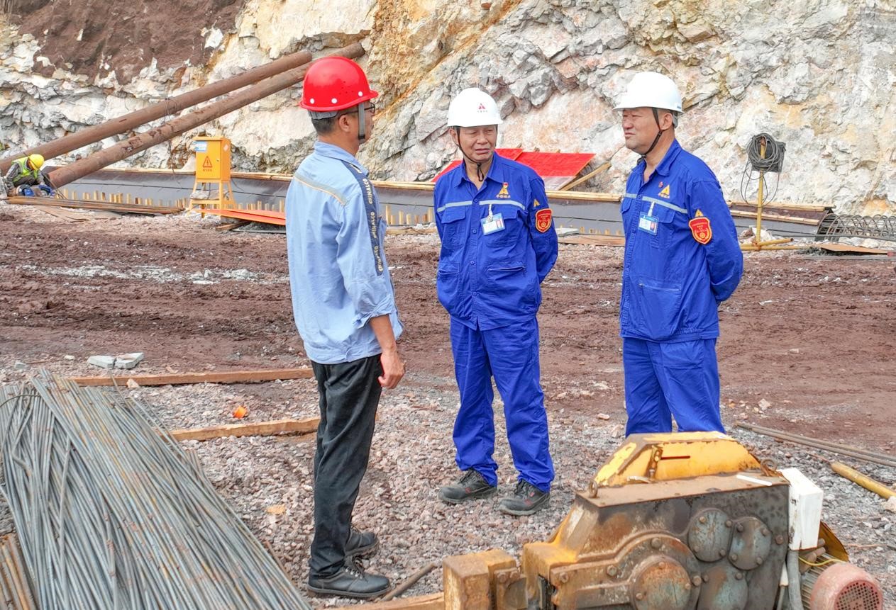 廣西華銀鋁業總經理程運材到投資項目施工現場調研指導工作