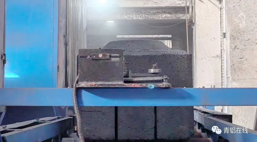 中铝青海分公司开槽阳极生产线正式投入运行