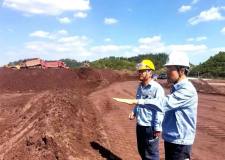 遵義鋁業公司總經理田明生到氧化鋁廠赤泥壓濾車間赤泥堆場檢查指導工作