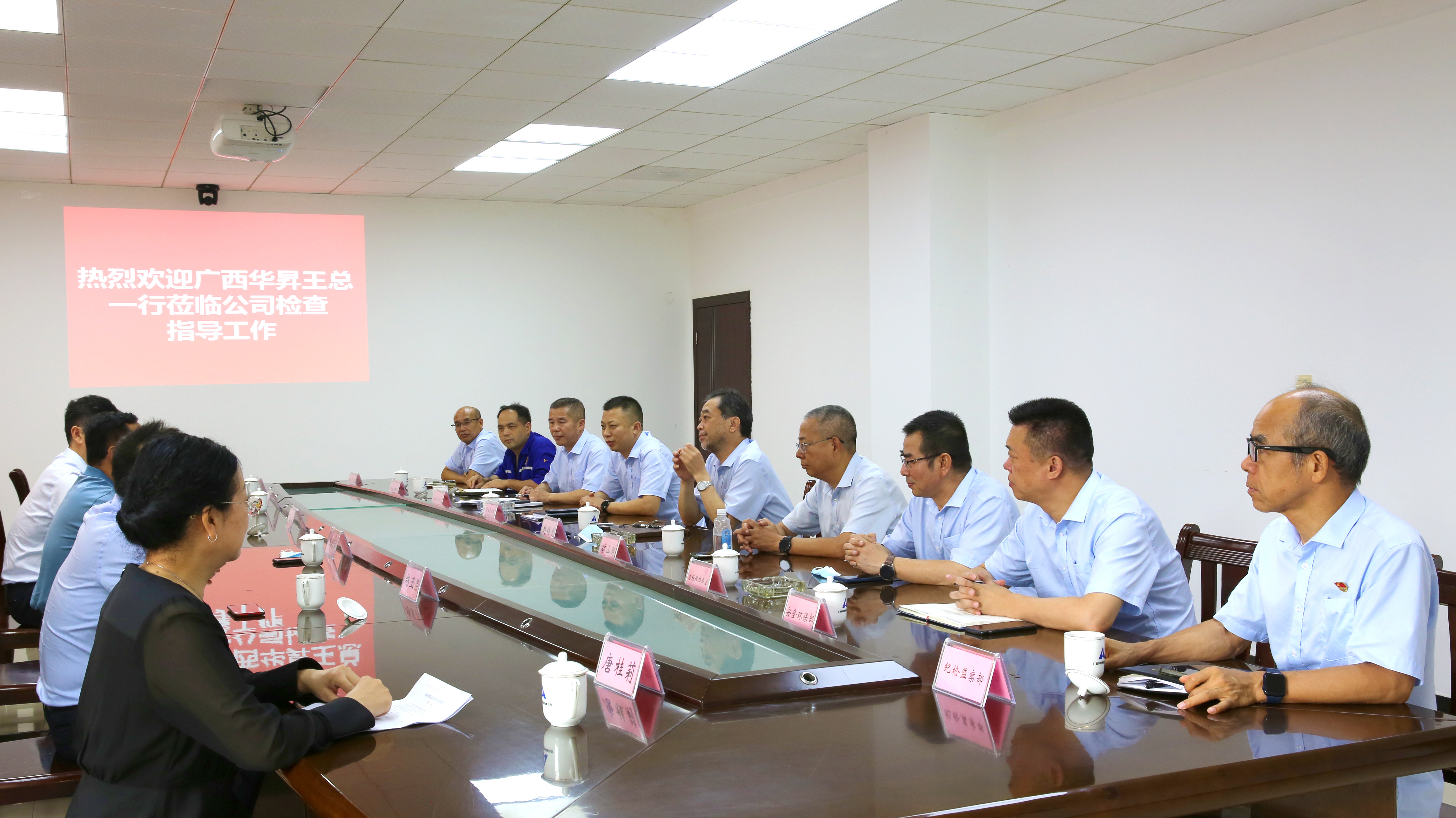 广西华昇新材料有限公司党委副书记、总经理王顺祥率队到广西华银铝业开展对标交流