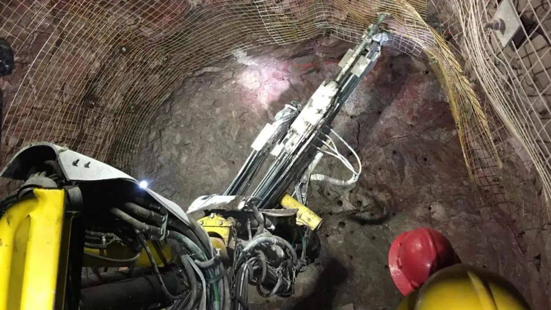 金川集团梅特瑞斯矿业公司穆松尼项目又一斜坡道顺利贯通