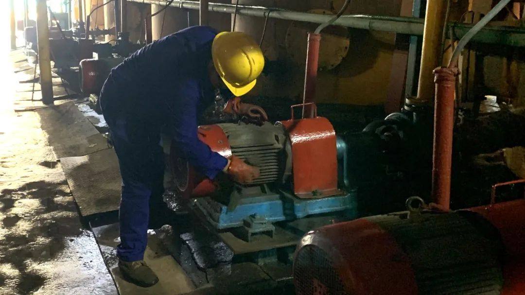 宏跃集团电解锌厂极板、浸出、供料作业区稳步推进秋季设备保养