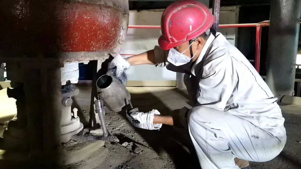 宏跃集团电解锌厂极板、浸出、供料作业区稳步推进秋季设备保养
