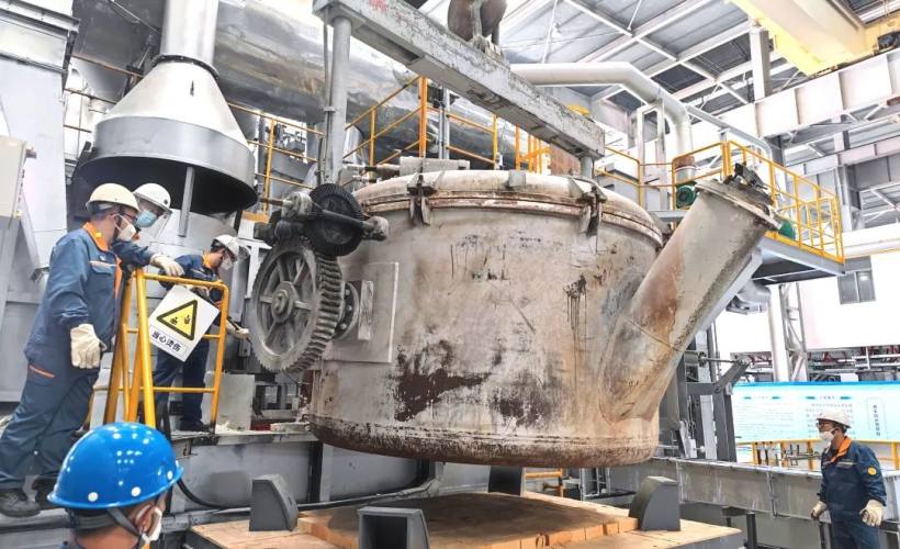 宝武铝业熔铸厂双室炉铝液顺利完成首次吊运入炉