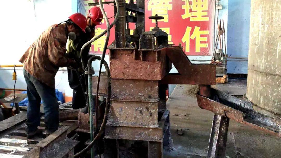 宏跃集团铅锌厂电铅作业完成成品铅箱修复