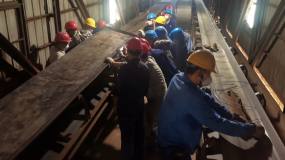 宏跃集团电解锌厂供料作业区检修更换5#皮带