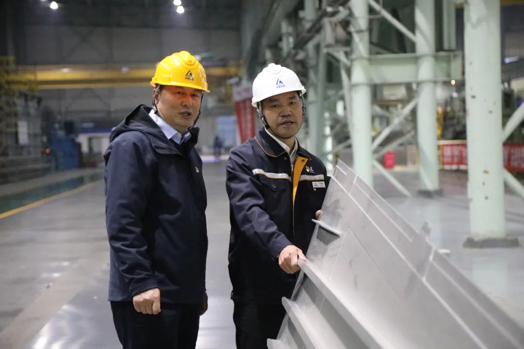 航天海鹰（哈尔滨）钛业有限公司总经理关守成到中铝东轻交流访问
