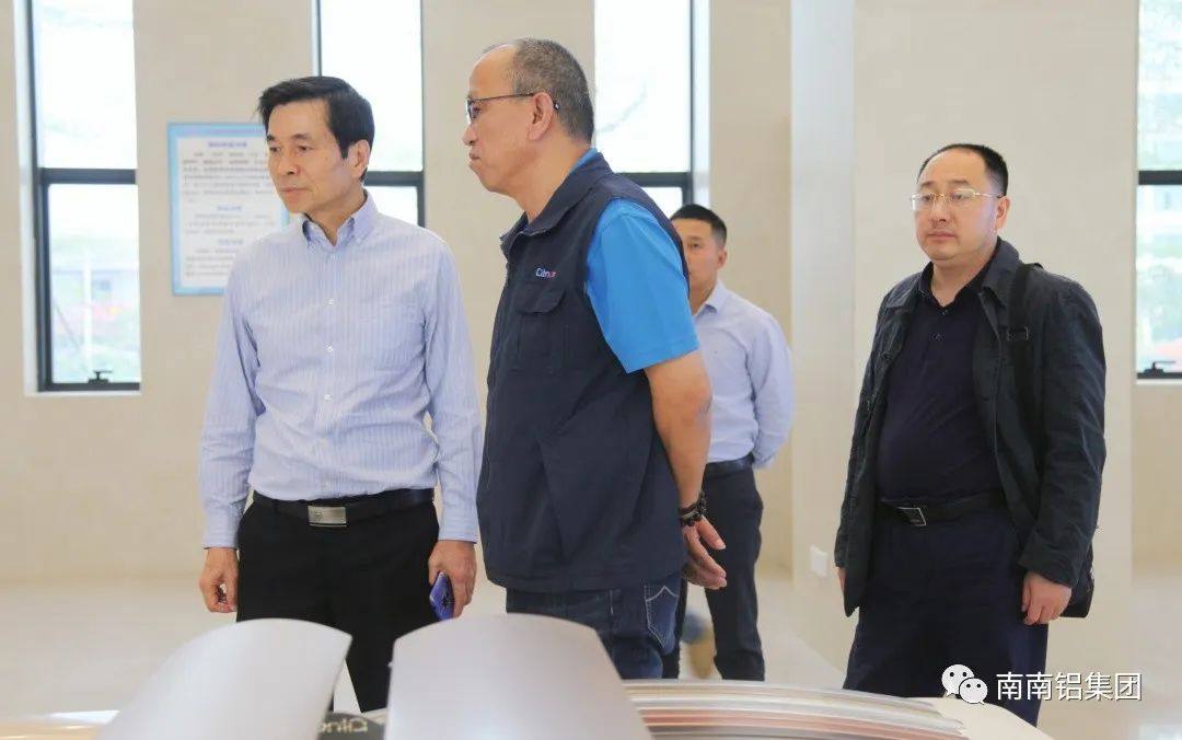 南宁市工信局二级调研员薛东光一行到南南铝调研