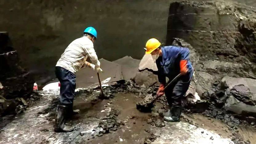宏跃集团电解锌厂电解作业区完成3#储液罐清理