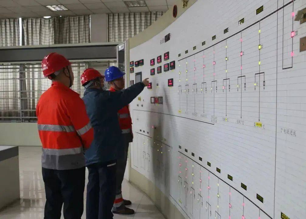 阿壩鋁廠首批4臺電解槽順利通電