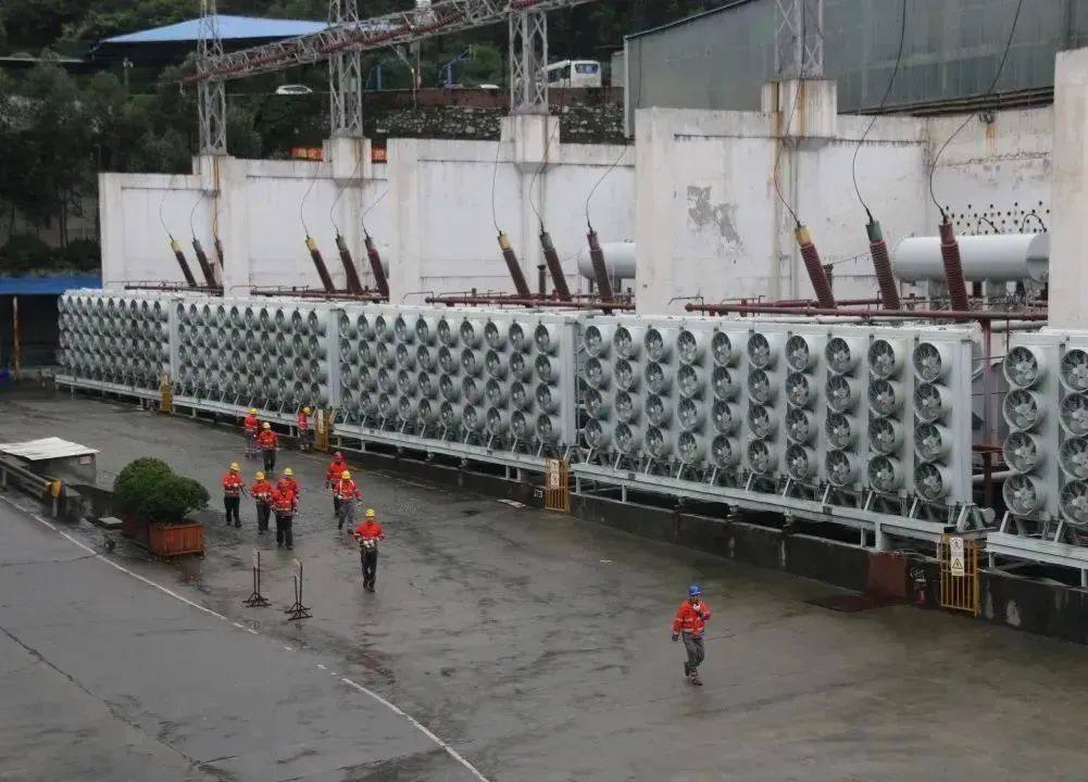 阿坝铝厂首批4台电解槽顺利通电