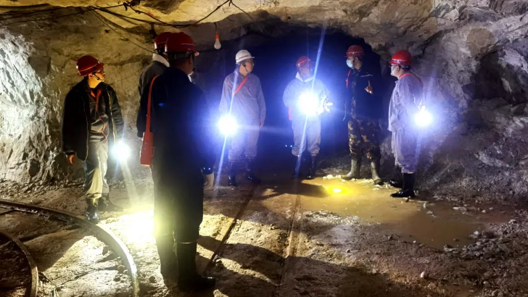 国家矿山安全监察局辽宁局二级巡视员王春光一行到八家矿业公司检查指导安全工作