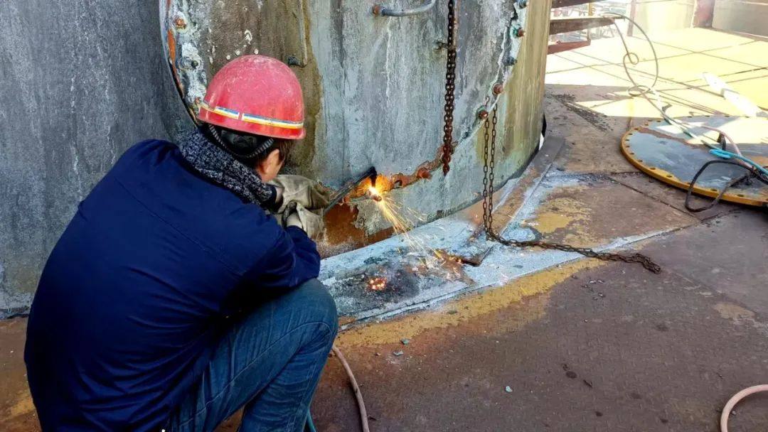 宏跃集团铅锌厂制酸作业区更换一吸塔门