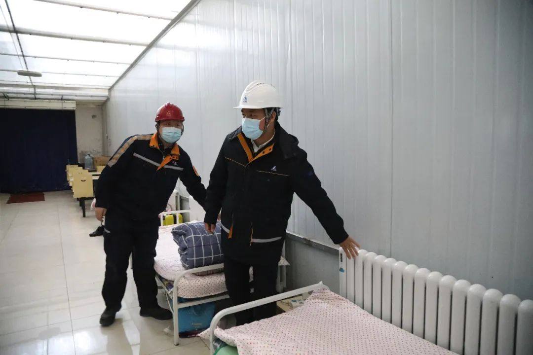 齐心抗疫 传递温情——张荣旺看望慰问疫情防控坚守岗位的中铝东轻一线员工