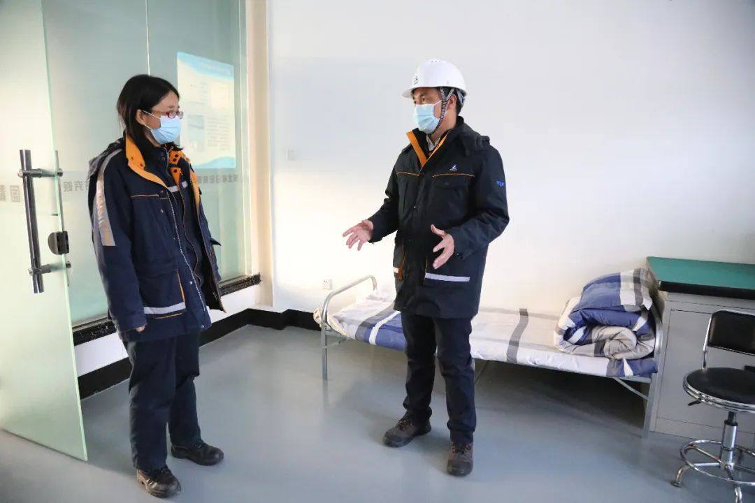 齐心抗疫 传递温情——张荣旺看望慰问疫情防控坚守岗位的中铝东轻一线员工