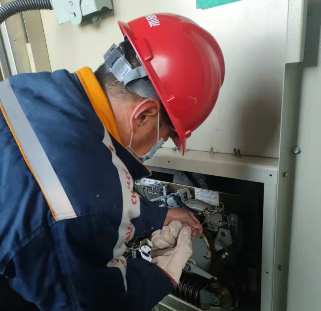 包頭鋁業動力廠對供電補償系統開展設備檢查工作