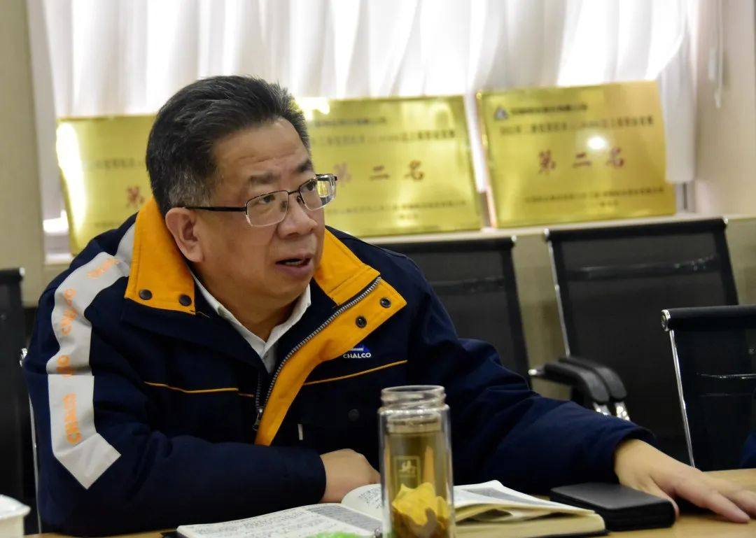 贵州铝厂陈刚、吴志伟元旦节看望慰问坚守岗位一线干部员工