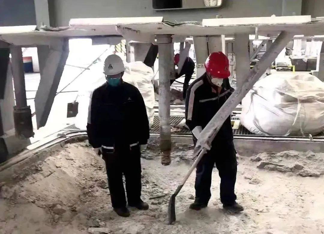 遵義鋁業副總經理周峯到電解鋁廠電解六廠房就刨槽質量和刨槽進度等方面工作進行巡視檢查