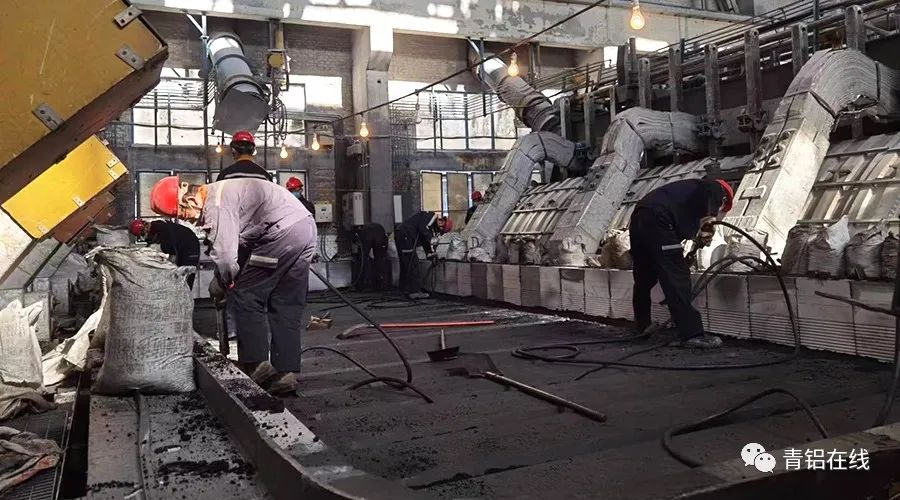 中鋁青海分公司大修電解槽陰極炭塊安裝工作圓滿完成