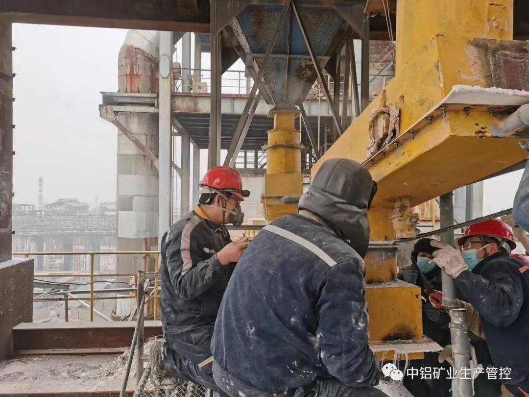 中铝矿业生产管控中心蒸发焙烧工序自主修复4#炉溜槽漏料故障