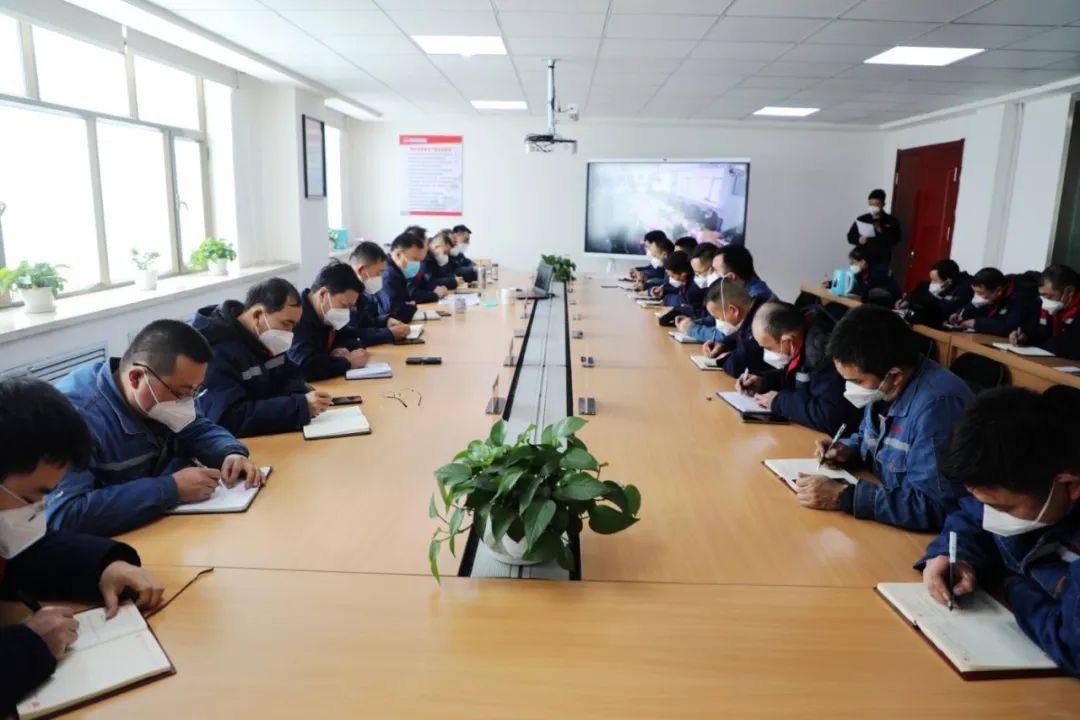 天山铝业电解铝事业部学习曾超林董事长讲话精神