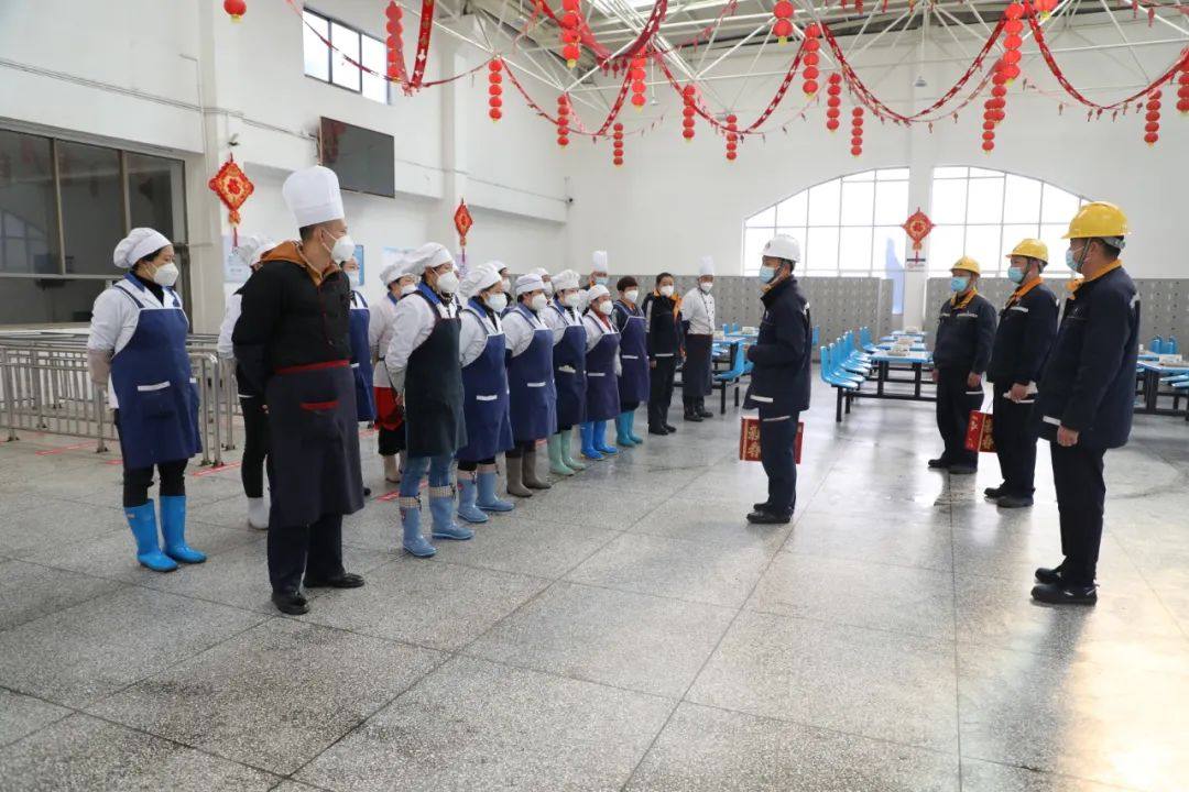 雲鋁淯鑫丁全武代表領導班子看望慰問春節期間堅守崗位的幹部員工