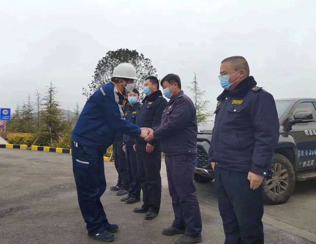 云铝股份公司及各企业领导深入一线慰问干部职工