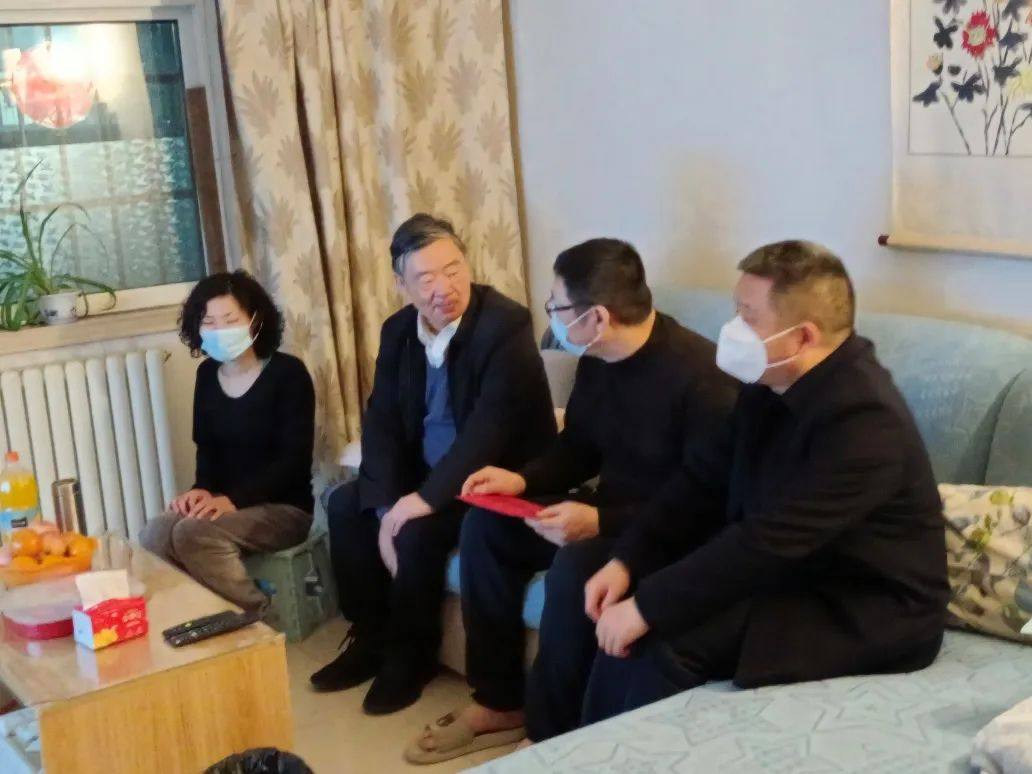 中鋁高端制造財務總監、中鋁高端制造供應鏈管理公司總經理周韶峯到洛陽鋁箔調研慰問