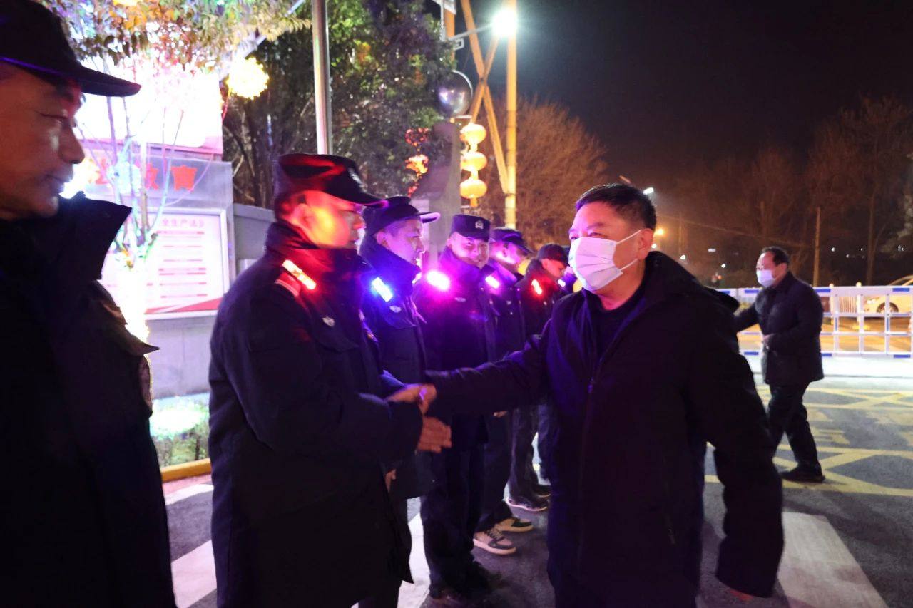 陕西锌业公司领导除夕夜慰问在岗一线职工