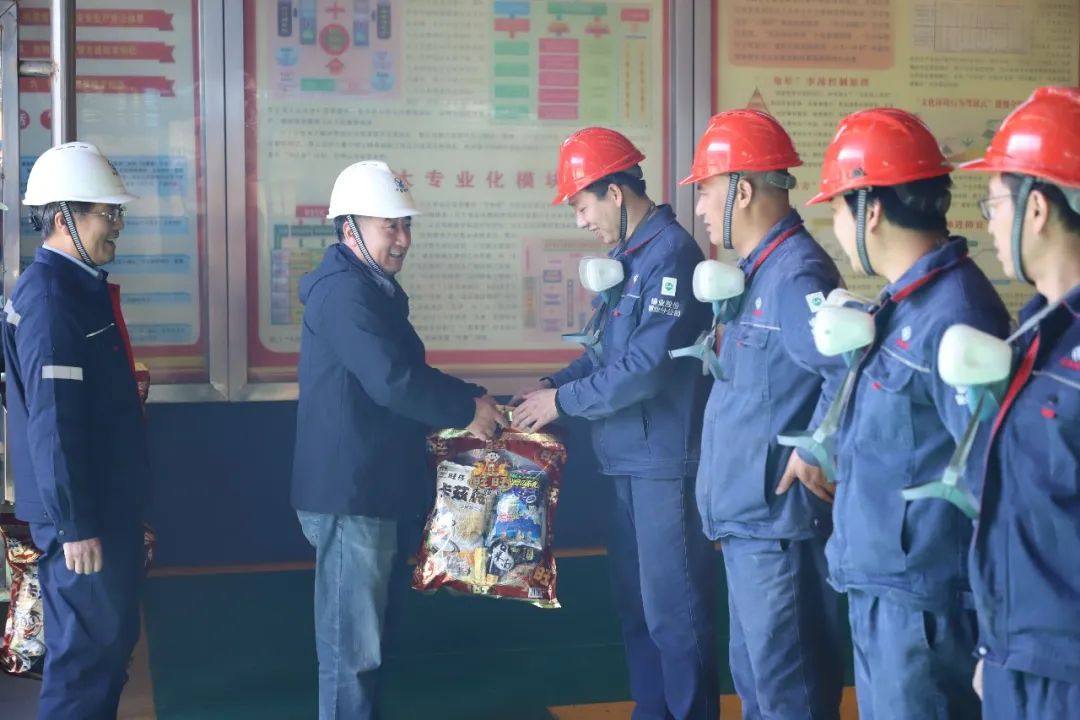 程睿涵大年初一看望慰问云锡铜业分公司坚守岗位员工