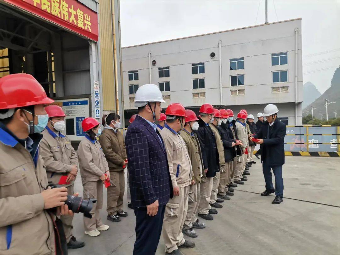 吉利百礦集團領導大年初一慰問堅守崗位職工