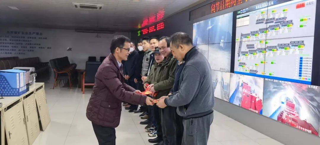 吉利百礦集團領導大年初一慰問堅守崗位職工
