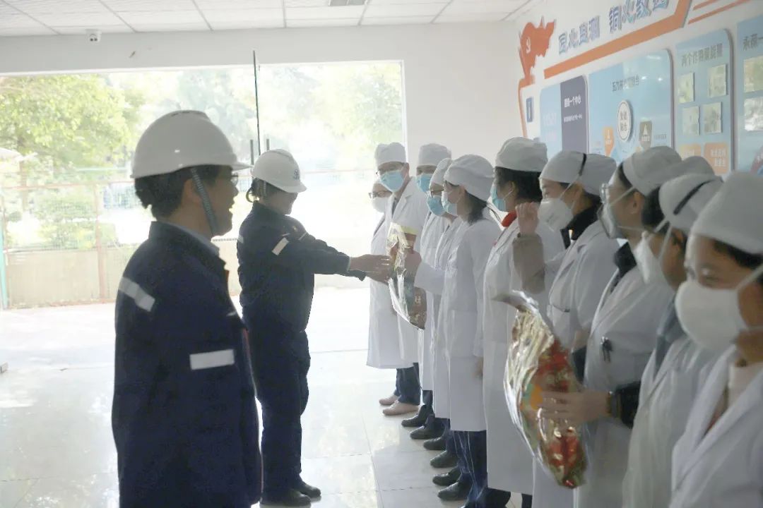 云锡铜业分公司领导慰问春节值班员工送新春祝福