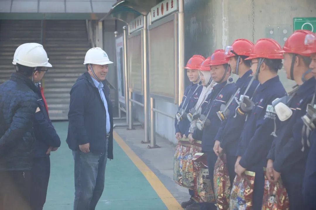 程睿涵大年初一看望慰问云锡铜业分公司坚守岗位员工