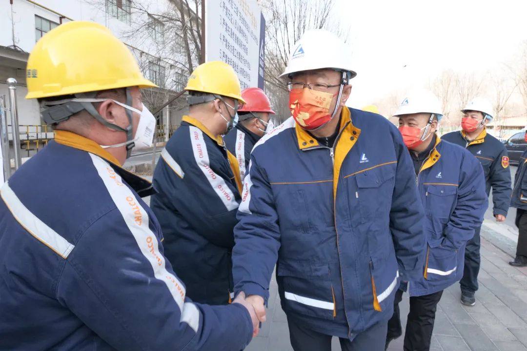 包頭鋁業領導慰問堅守一線的幹部職工