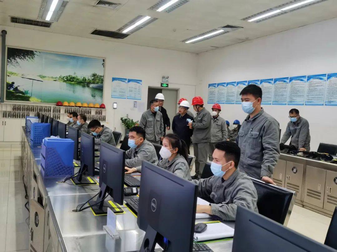 吉利百礦集團領導大年初一慰問堅守崗位職工
