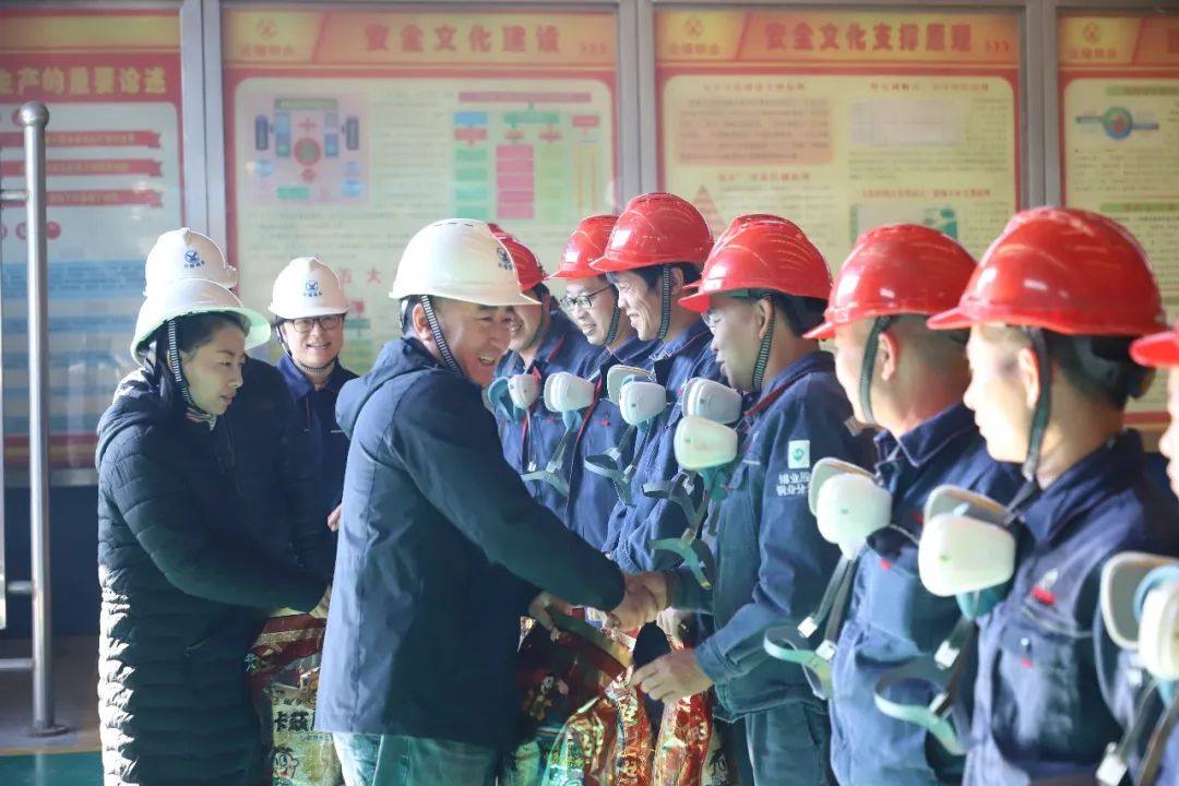 程睿涵大年初一看望慰问云锡铜业分公司坚守岗位员工