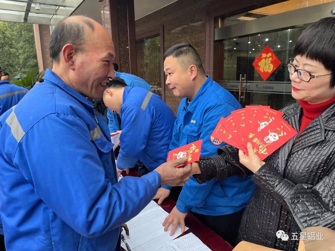 五星铝业领导班子大年初一亲切慰问坚守岗位的一线员工