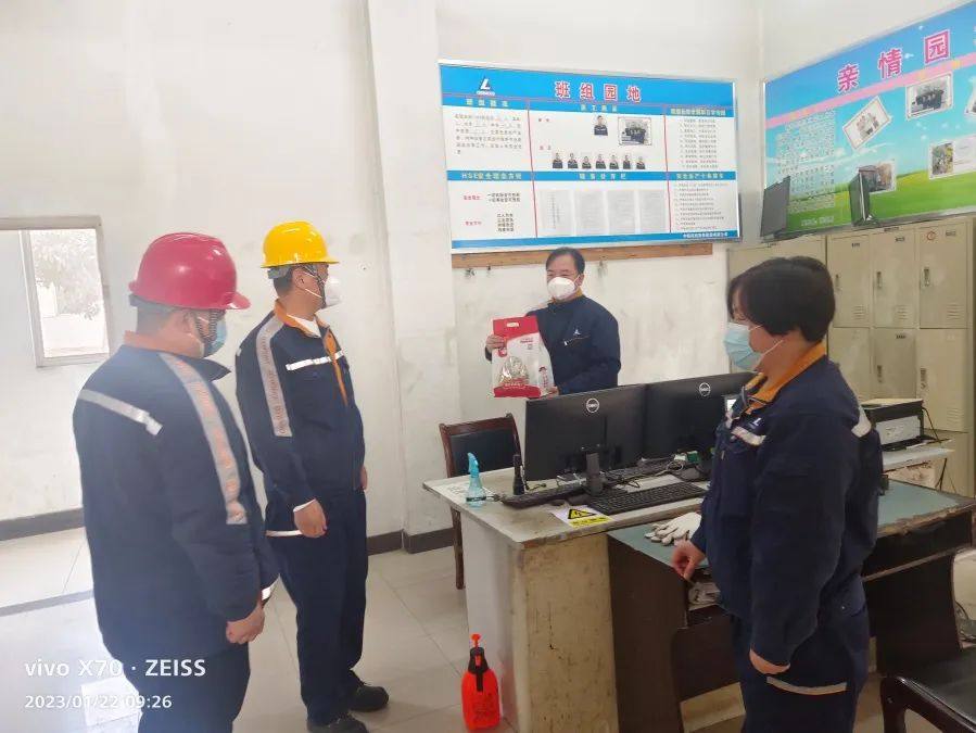 中铝河南洛阳铝箔有限公司领导大年初一慰问生产一线干部职工
