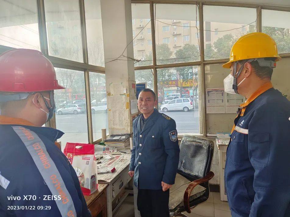 中铝河南洛阳铝箔有限公司领导大年初一慰问生产一线干部职工