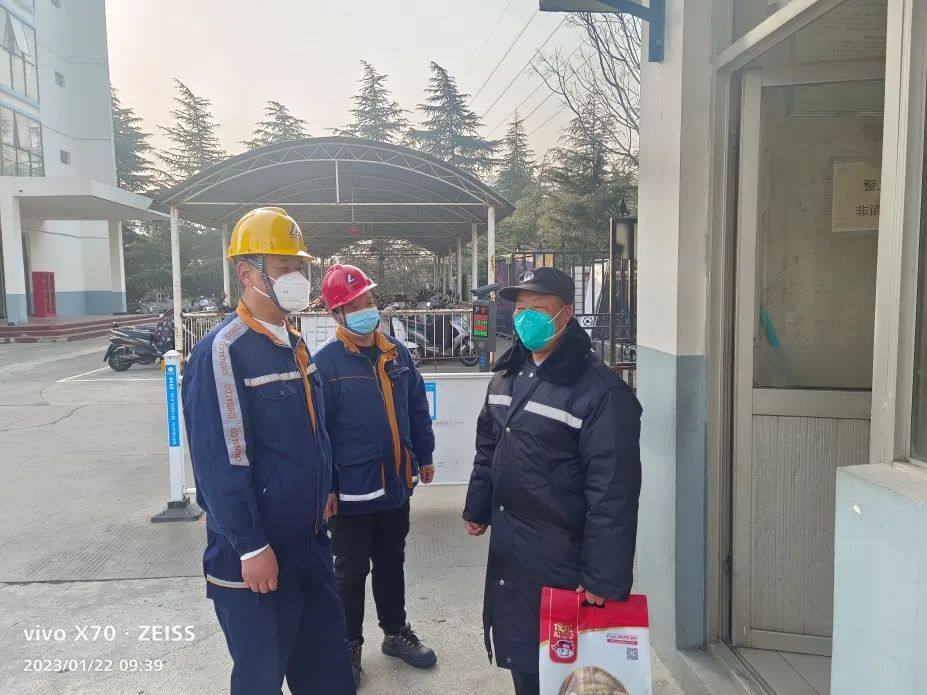 中铝河南洛阳铝箔有限公司领导大年初一慰问生产一线干部职工
