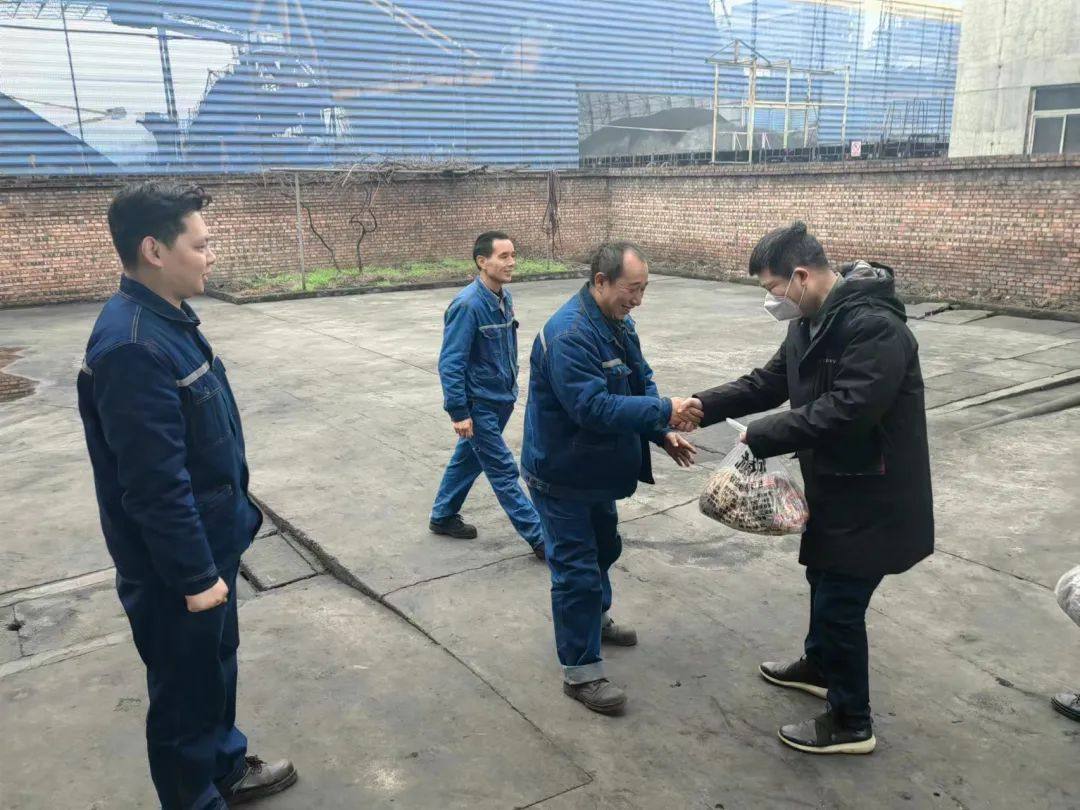 旗能电铝崔德建、李永强带队慰问一线职工