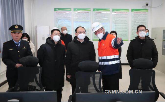 金昌市委书记王钧看望慰问金川集团一线干部职工